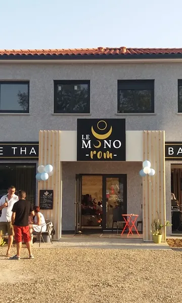 L’entrée du restaurant sous l’enseigne Le Monorom