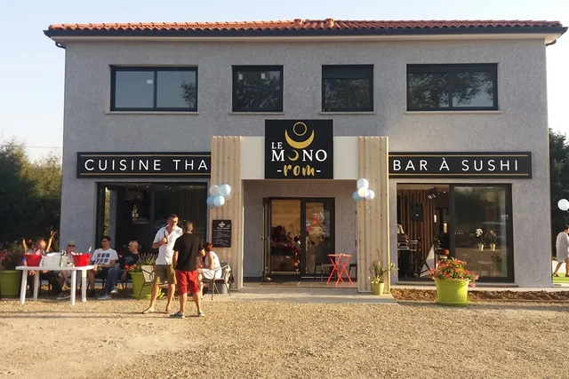 La façade : « Cuisine thaï », l’enseigne Le Monorom et « Bar à sushi », terrasse devant
